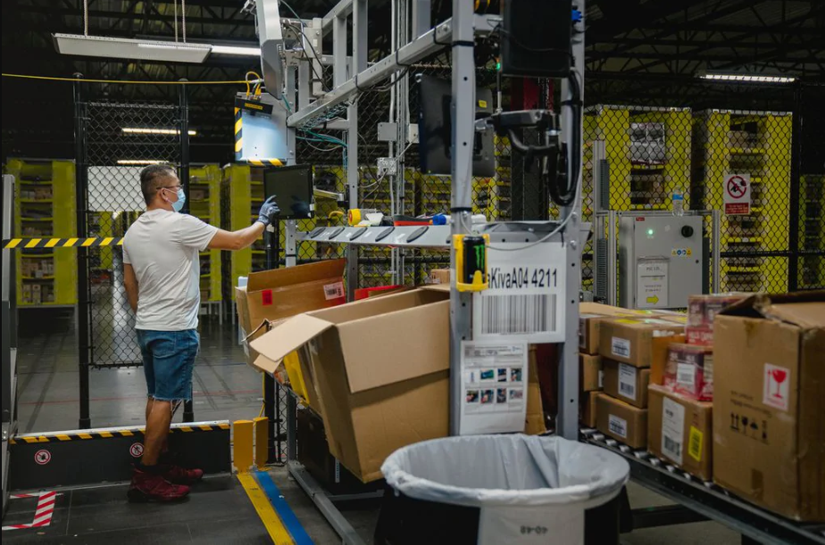 Amazon’s rivals Walmart and Target gained ground on the e-commerce giant during the pandemic